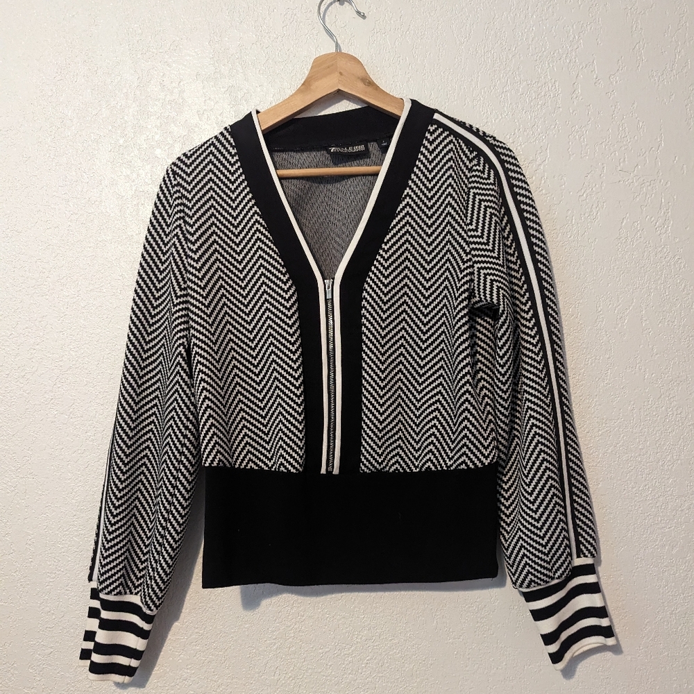 7th avenue new York & company Chevron black white pullover